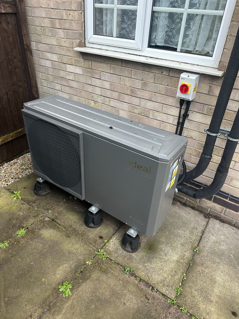 Air source heat pump installation in Farnsfield, Nottinghamshire by AuraNord